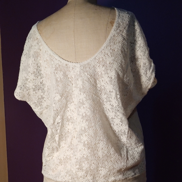🔴 FREE w/ bundle: Cream Top with Lace Back 🔴 - Picture 2 of 5